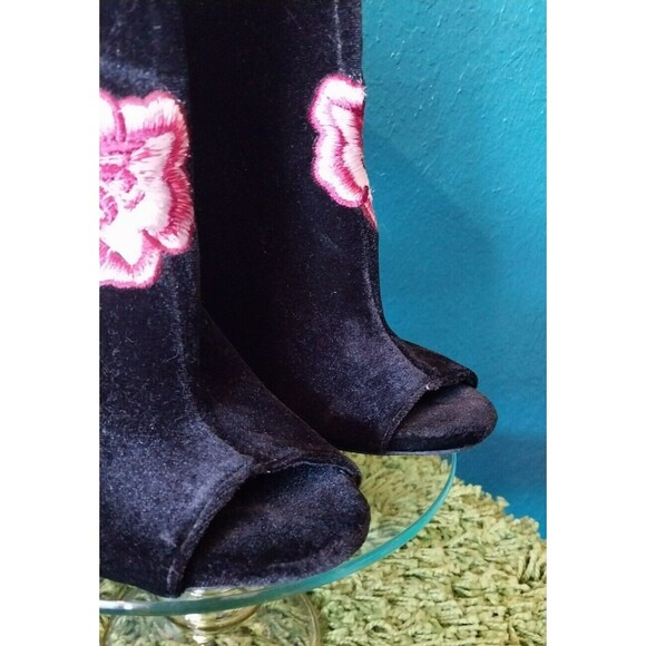 Black Velvet Embroidered Roses Open Toe Ankle Bootie Heels Size 7.5 Wild Diva - Picture 5 of 8